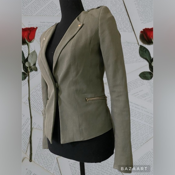 H & M  blazer 
Long sleeve- 2 side pockets 
Size 4 
EUR 34
160/80A
96% ALGODÓN - Picture 13 of 16